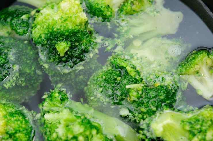 Insalata di broccoli, uova e tonno