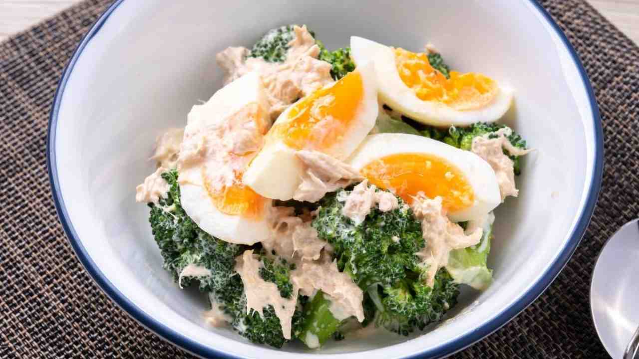 Insalata di broccoli, uova e tonno