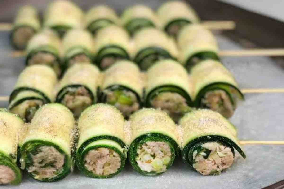 involtini di zucchine pronti per essere infornati