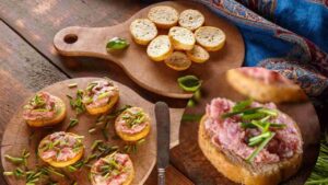 bruschette con salsiccia e stracchino
