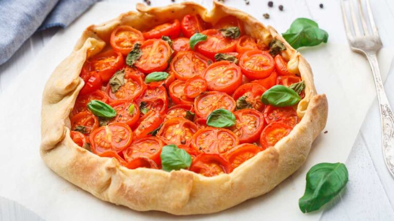 Hai mai mangiato una crostata salata? Questa con i pomodorini porta una rivoluzione in tavola
