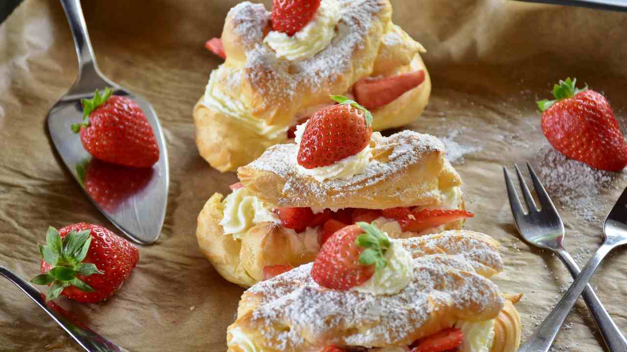 éclair con crema panna fragole