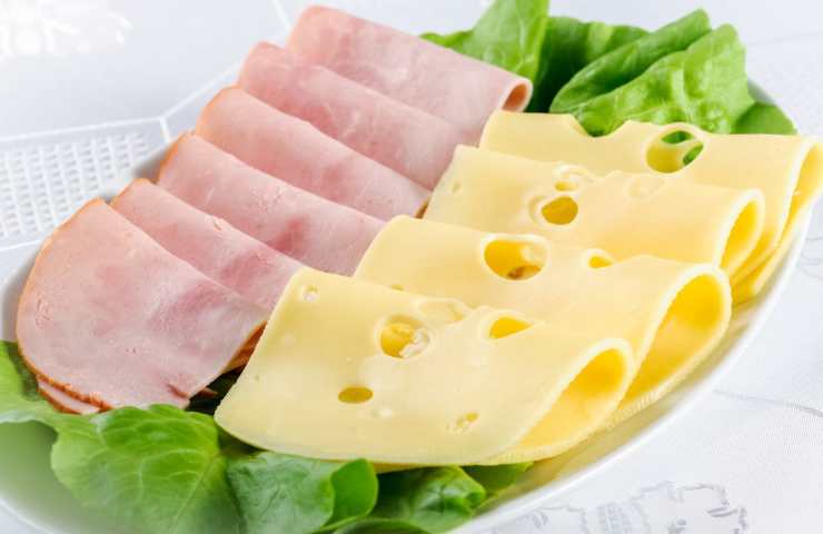 fette di cotto e formaggio