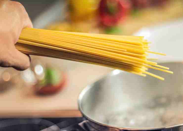spaghetti burro alici e pangrattato