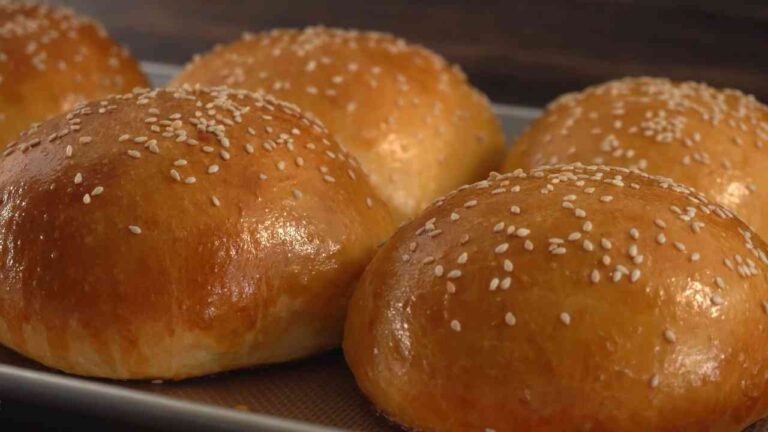 Amo così tanto gli hamburger che preparo in casa persino i panini: altro che fast food, solo alta qualità